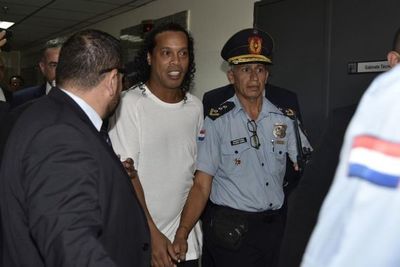 Ronaldinho Gaucho ya tiene vuelo reservado para ir a Brasil - Nacionales - ABC Color