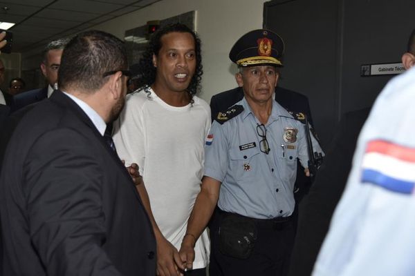Ronaldinho Gaucho ya tiene vuelo reservado para ir a Brasil - Nacionales - ABC Color