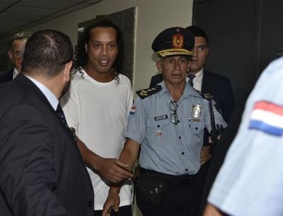 Ordenan detención de Ronaldinho Gaúcho y su traslado a la Agrupación Especializada - Nacionales - ABC Color