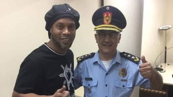 HOY / Finalmente detienen a Ronaldinho y lo llevan a la Agrupación Especializada