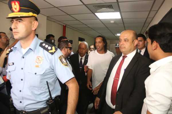 Detienen al exfutbolista Ronaldinho y a su hermano » Ñanduti