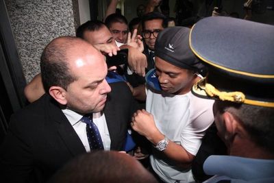 Detuvieron a Ronaldinho y a su hermano y ya están en la Agrupación Especializada