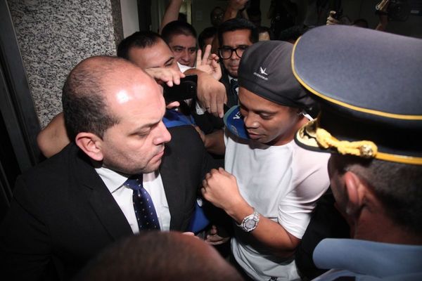 Detuvieron a Ronaldinho y a su hermano y ya están en la Agrupación Especializada