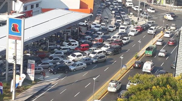 Furor y caos vehicular en Asunción por cargar combustible gratuito