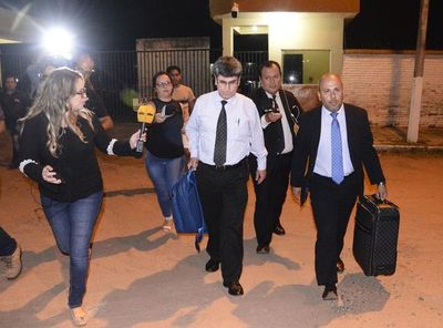Comida rápida, frazadas y vecino de diputado: así pasa Ronaldinho la noche en prisión - Nacionales - ABC Color