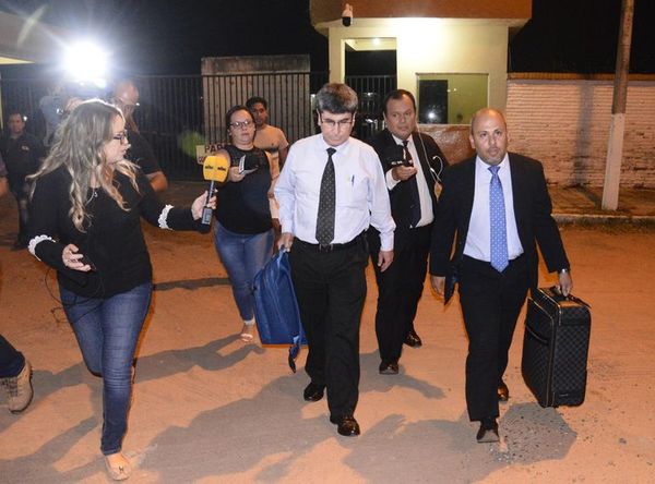 Comida rápida, frazadas y vecino de diputado: así pasa Ronaldinho la noche en prisión - Nacionales - ABC Color