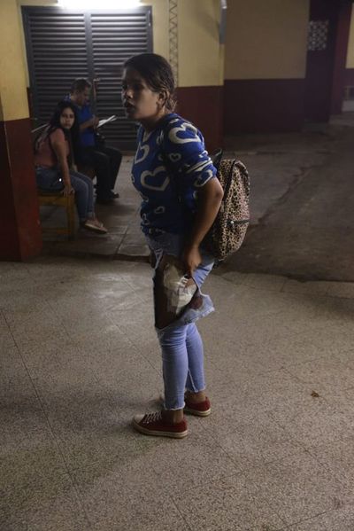 Asaltan y apuñalan a una joven mientras aguardaba por un bus - Nacionales - ABC Color