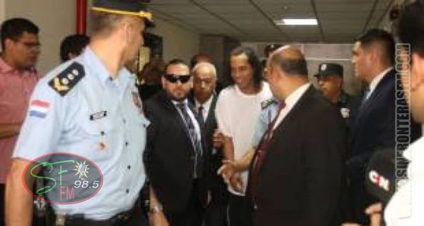 Ronaldinho y su hermano detenidos en la Agrupación Especializada