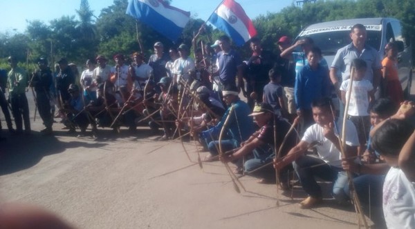 Campesinos e indígenas comienzan a cerrar rutas - Informate Paraguay