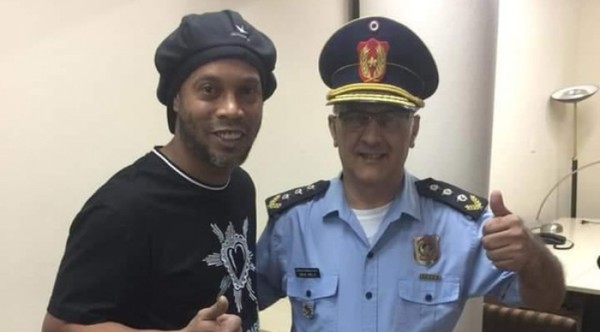 Finalmente detienen a Ronaldinho y lo llevan a la Agrupación Especializada