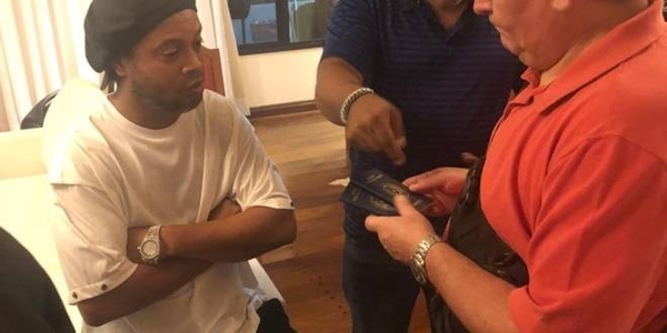 HOY / El ídolo preso: "Ronaldinho durmió en una camita y rechazó cocido con galleta"