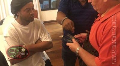 Ronaldinho durmió en una camita y rechazó cocido con galleta