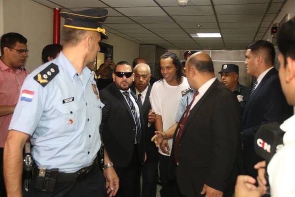 Caso Ronaldinho: “Hay que ver si hubo complicidad, algún tipo de negligencia” - ADN Paraguayo