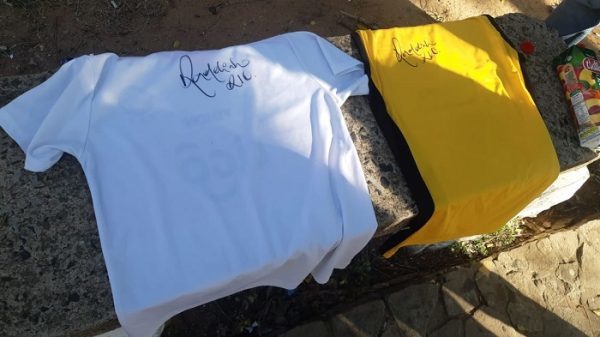 Niño sale de la Agrupación con remeras "autografiadas" por Ronaldinho