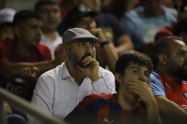 Hinchas de Cerro encararon a Raúl Zapag