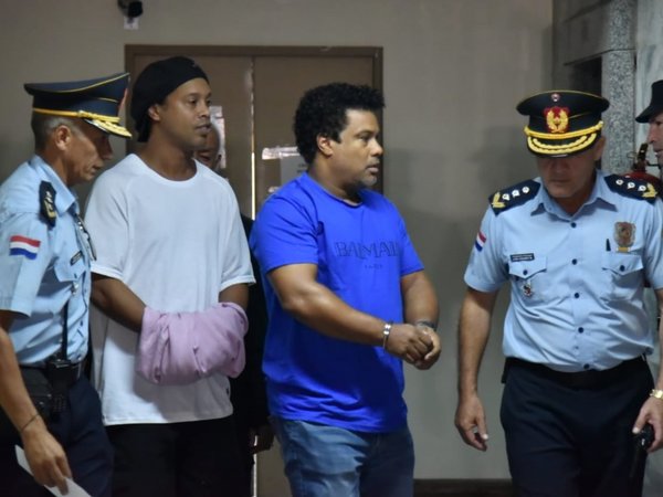 Ronaldinho se presenta ante jueza para imposición de medidas