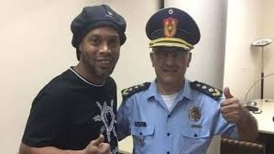 El ídolo preso: Ronaldinho durmió en una camita y rechazó cocido con galleta