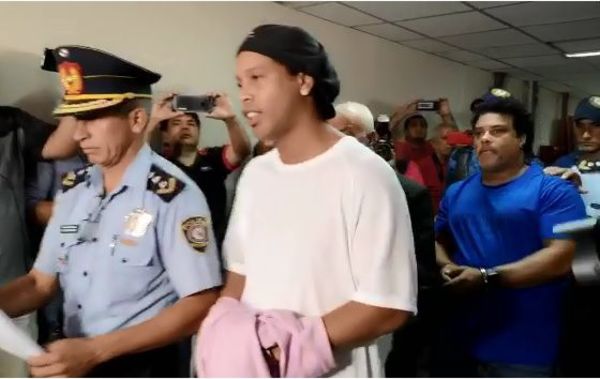 Ronaldinho y su hermano llegan esposados para la audiencia de imposición de medidas - Nacionales - ABC Color