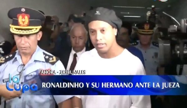 Esposado, Ronaldinho asiste a audiencia de imposición | Noticias Paraguay