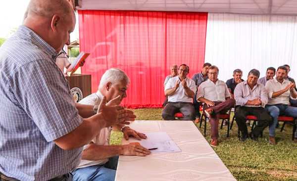 Se firma el contrato para asfaltar el tramo San Juan Bautista del Ñeembucú con la ruta Alberdi-Pilar - .::RADIO NACIONAL::.