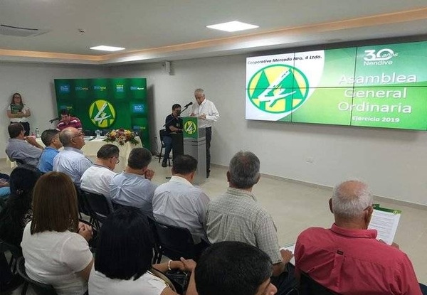 HOY / Osvaldo Espinoza, Presidente de la Cooperativa Mercado 4 y Jorge Olazar, sobre los resultados presentados durante la Asamblea Ordinaria de Socios