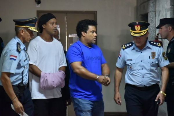 Ronaldinho y su hermano llegaron esposados a la sede del Palacio de Justicia,