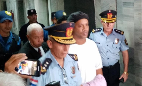 HOY / Abogados insisten en “criterio de oportunidad” para dejar libre a Ronaldinho