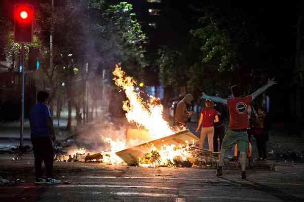 Al menos 35 detenidos tras los graves disturbios del viernes en Santiago de Chile | .::Agencia IP::.