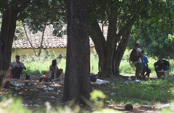 Adictos se mezclan con indígenas en matorrales atrás de la Terminal.