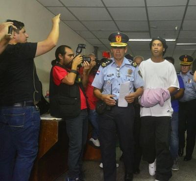 Fiscalía se ratifica en pedido de prisión preventiva para Ronaldinho y hermano - Nacionales - ABC Color