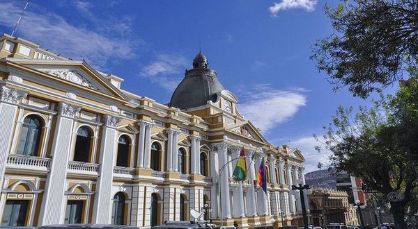 Gobierno boliviano rechaza destitución de Ministro de Defensa exigida por Congreso