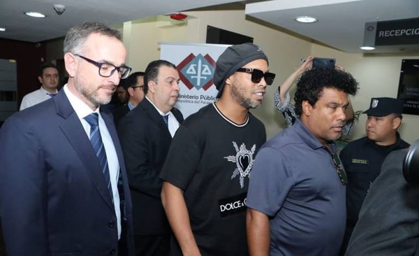 HOY / Fiscal pidió que Ronaldinho y  su hermano sigan presos por  "peligro de fuga", afirma