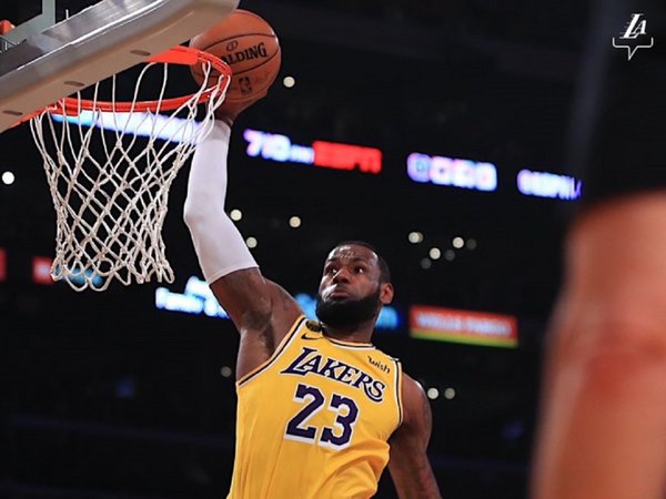 James llega a 34.000 puntos y pone a Lakers en playoffs