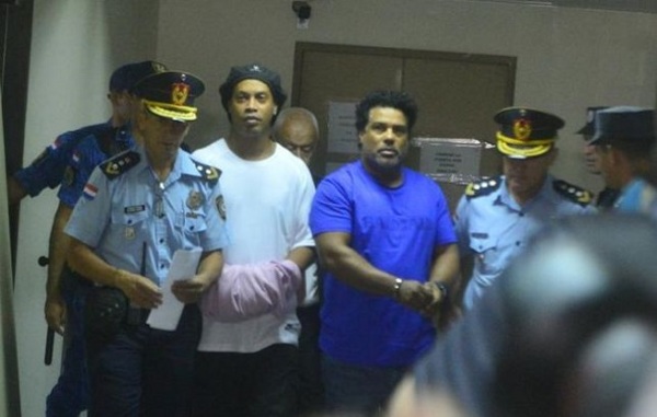 Ronaldinho y su hermano permanecerán en prisión