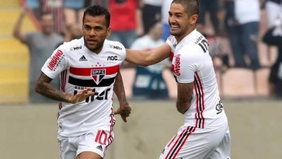 Un paraguayo es llamado en el San Pablo de Alves y 'Pato'