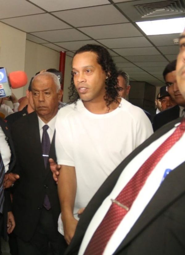 Jueza decreta prisión preventiva para Ronaldinho y su hermano