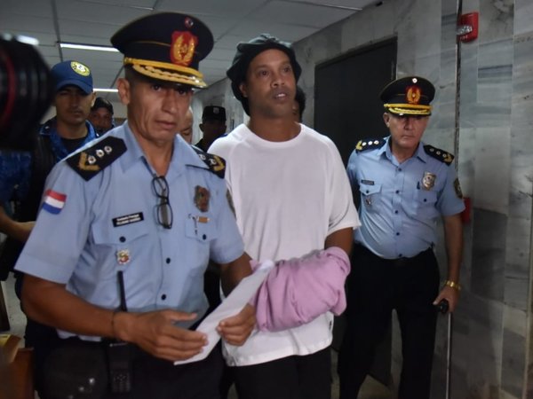 Ronaldinho, atrapado en Paraguay por un caso plagado de interrogantes
