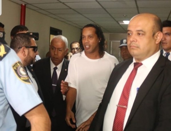 Jueza decreta prisión preventiva para Ronaldinho y su hermano - Digital Misiones