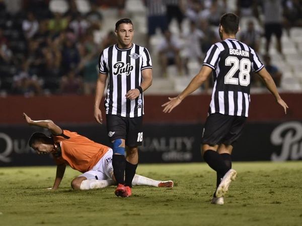 El líder extiende su ventaja con una goleada - Fútbol - ABC Color