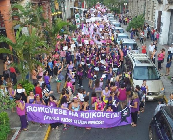 8M: kuñanguéra oguatáta Paraguaýre, ogueromandu’ávo Kuñanguéra Mba’apohára Internacional - ABC Remiandu - ABC Color