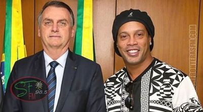 Ronaldinho es embajador de Turismo de Bolsonaro