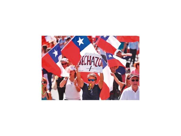 Miles de chilenos protestan contra reforma constitucional