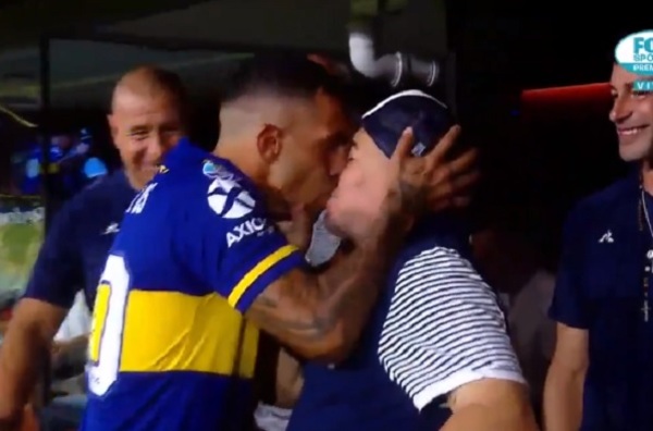 Pico entre Maradona y Tevez dispara los memes
