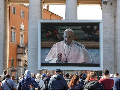El Papa reza el Ángelus en "streaming" en una plaza con baja afluencia