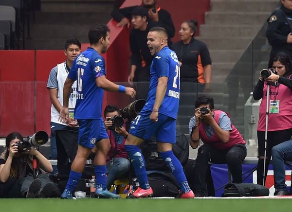 Cruz Azul vence al Tijuana y se afianza como líder - Fútbol - ABC Color