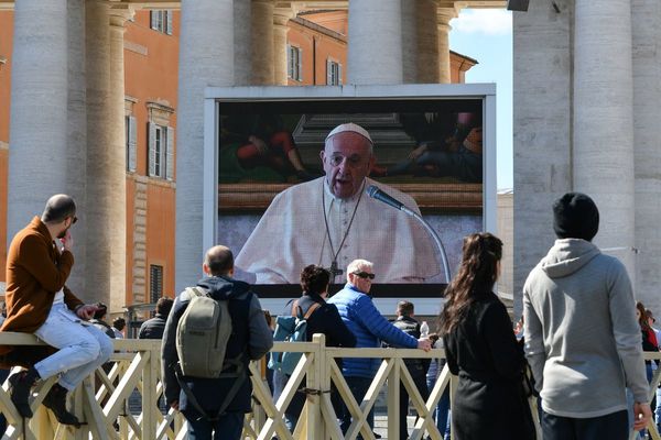 El papa expresa “cercanía” con enfermos de coronavirus en mensaje por streaming