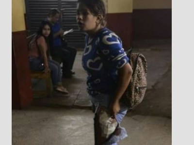 Motochorros apuñalan a una joven que esperaba colectivo para ir a trabajar y le roban su celular - ADN Paraguayo