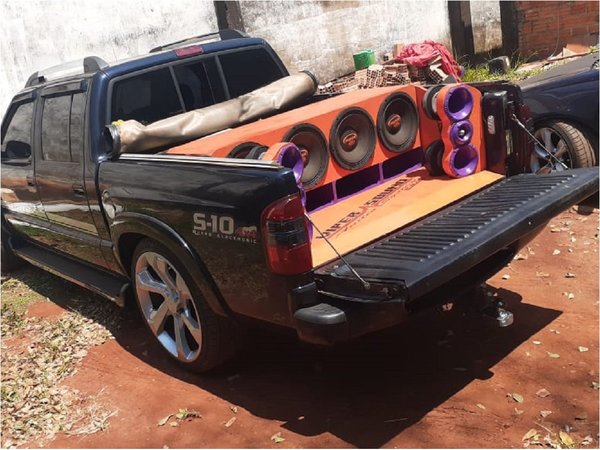 Aprehenden a un hombre por poner música a alto volumen desde su camioneta