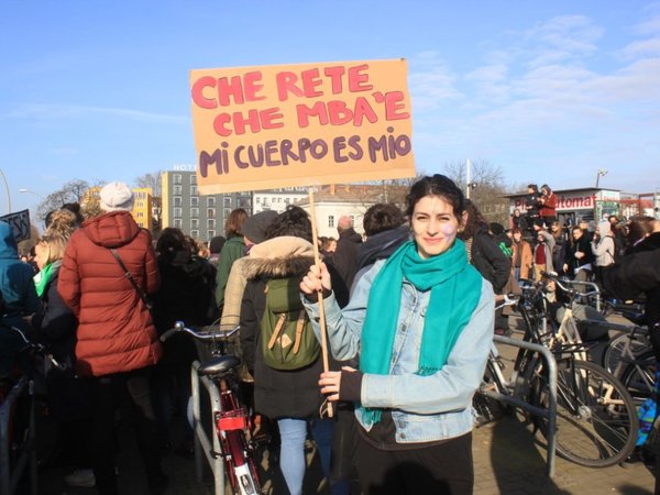 Mujeres migrantes protestan contra la violencia y el racismo en Berlin