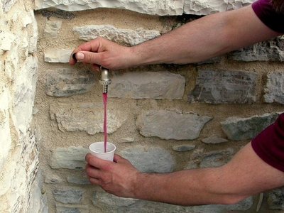 Italia: Por error en tuberías, de las canillas salió vino en vez de agua